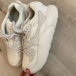 NEW- UGG- WHITE LA CLOUD LACE FASHION PLATFORM SNEAKERS, WOMEN Size 10